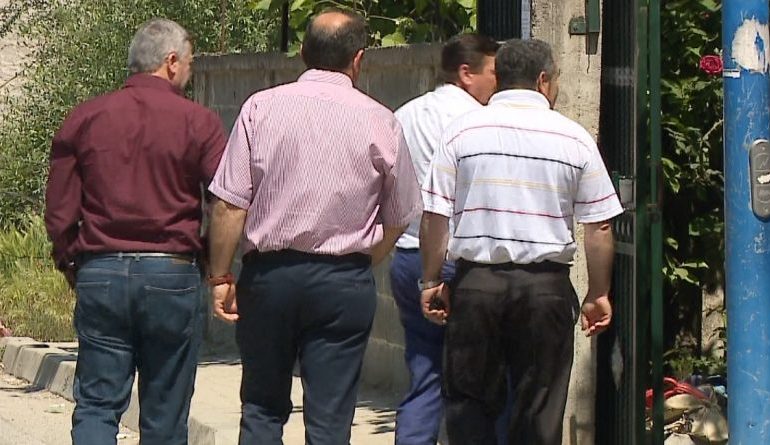 GRABITJA NË KAMËZ/ Frika e HAKMARRJES për vrasjen e Bucit, burrat e familjes Kurti lënë banesat pasi… (VIDEO)