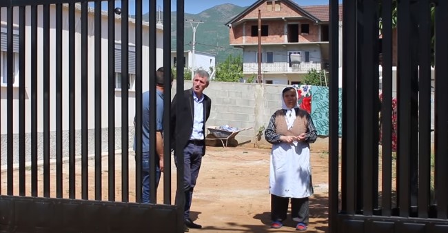 Nëna që humbi 5 fëmijë kërkon djalin që mbeti në BURG pas PROTESTËS: Na ka ardhur shpirti në fyt… (VIDEO)