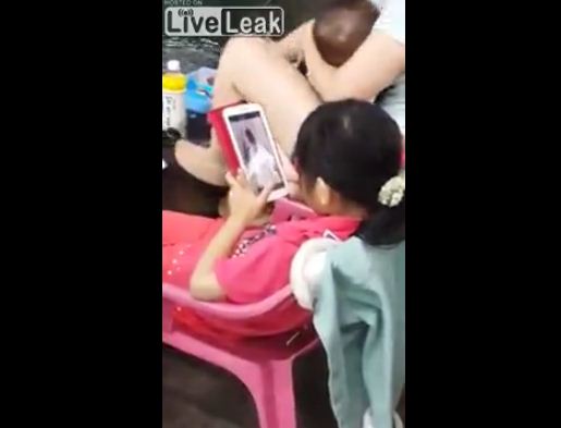 E tmerrshme, vogëlushja shikon porno në prani të nënës (Video)