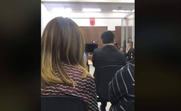 VIDEOLAJM/ Deputetja e LSI Floida Kërpaçi filmon live seancën gjyqësore ku gjykohen 23 të arrestuarit e Kukësit