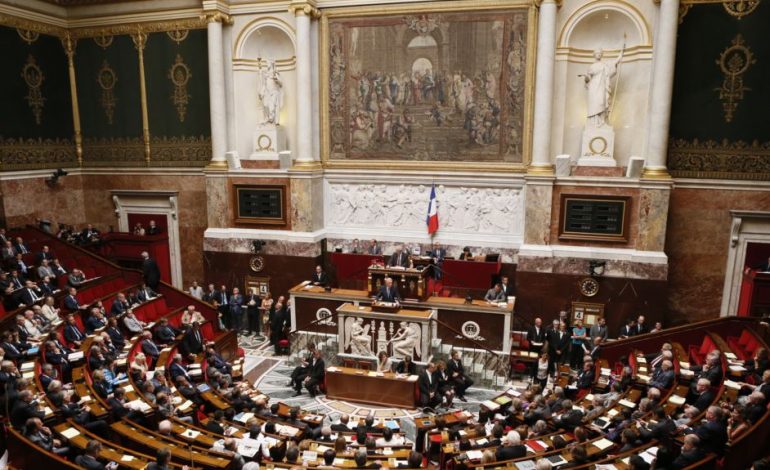 Franca shtrëngon masat/ 61 orë debat, çfarë u vendos për emigrantët