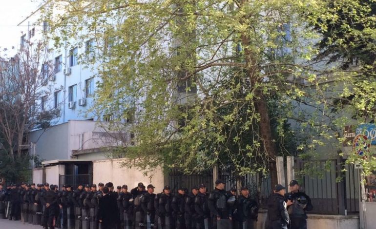 VIDEOLAJM/ Deputetja Albana Vokshi filmon brenda sallës së gjyqit ku nuk u lejuan kamerat