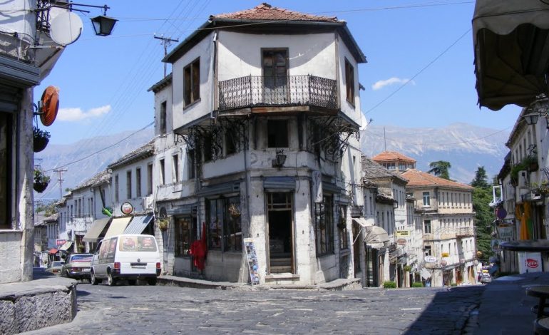 Tjetërsimi i pronave edhe në Gjirokastër/ Procedohen DY punonjës të hipotekës