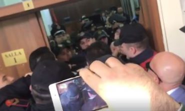AGRAVON SITUATA në Gjykatën e Tiranës/ Deputeti Flamur Noka kap prej fyti punonjësin e policisë (VIDEO)