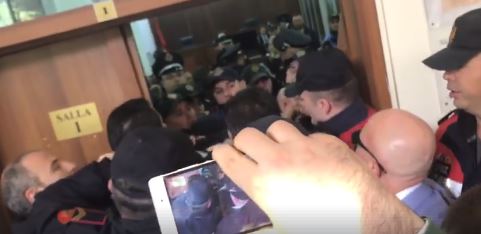 AGRAVON SITUATA në Gjykatën e Tiranës/ Deputeti Flamur Noka kap prej fyti punonjësin e policisë (VIDEO)