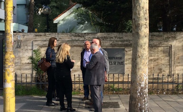 TENSIONE në Gjykatën e Tiranës, deputetët e opozitës lejohen të marrin pjesë, dalin gazetarët