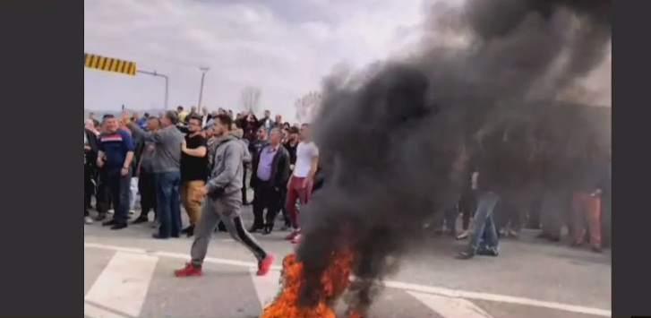 Bllokuan rrugën, dogjën goma dhe protestuan, policia procedon 23 persona