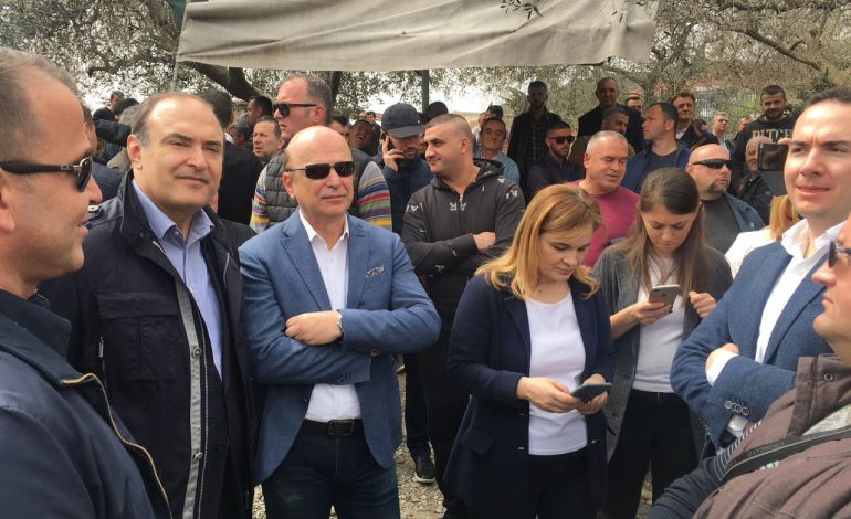 Haxhinasto doli pro tarifës për Rrugën e Kombit, por sot ishte në ballë të protestës në Elbasan