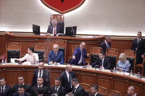 FOTO: Momenti kur Ditmir Bushati i kundërpërgjigjet sulmit të Flamur Nokës