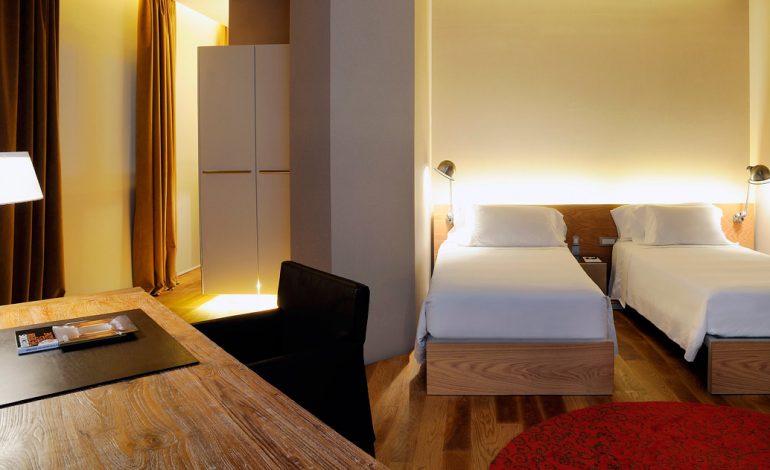 BASHKE NE HOTEL/ 24-vjeçari i vjedh paratë të riut me banim në Kroaci e zhduket nga dhoma