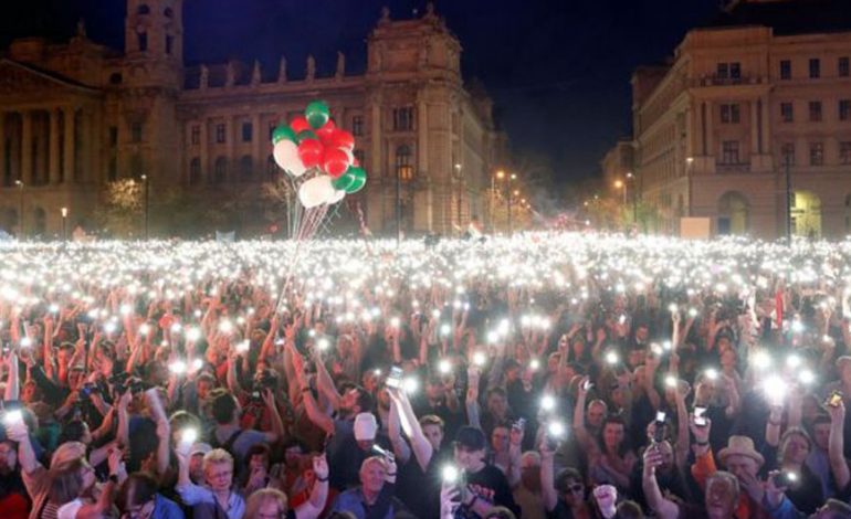 HUNGARI/ 100 000 persona në protestën anti-Orban