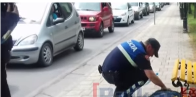PREKËSE/ I moshuari i shtrirë në mes të rrugës në Tiranë, qeni i shpëton jetën… (VIDEO)