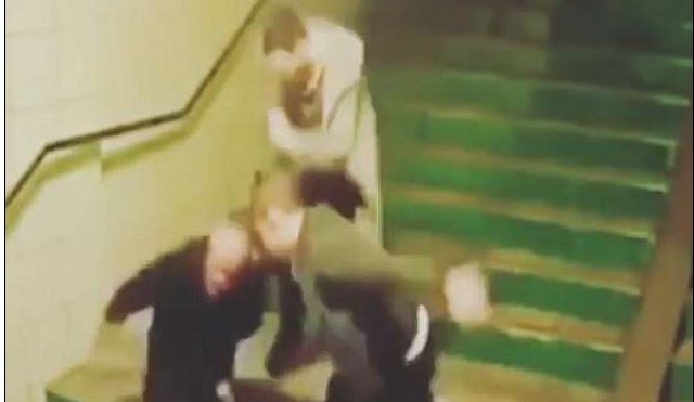 I moshuari rrihet barbarisht dhe përplaset për tokë vetëm se kërkoi pagën