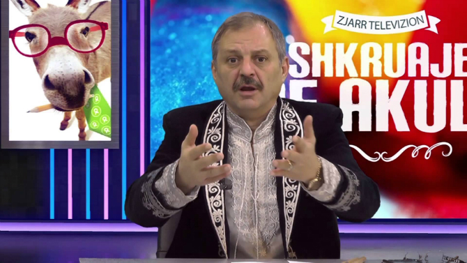 PUBLIKOHET VIDEO/ Si u DHUNUA gazetari Drishti nga një grup të rinjsh, policia…