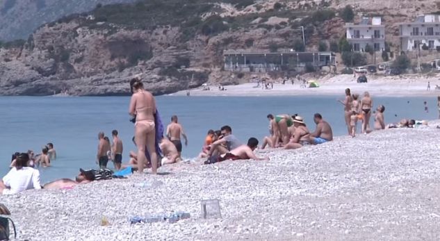 MOTI/ Temperaturat e ÇMENDURA “detyrojnë” shqiptarët të shkojnë në plazh. Qindra vizitorë… (VIDEO)
