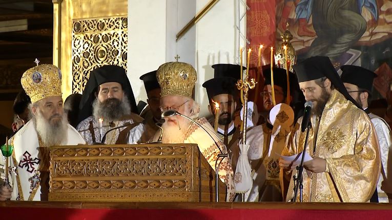 Edhe pas nënshtetësisë shqiptare, Kryepeshkopi Janullatos mban meshën e Pashkës Ortodokse në gjuhën greke