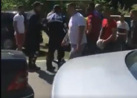 Burri I DEHUR godet policin/ Qytetarët filmojnë skenën: Ishte tapë, u zunë për makinën derisa e pështyu… (VIDEO)