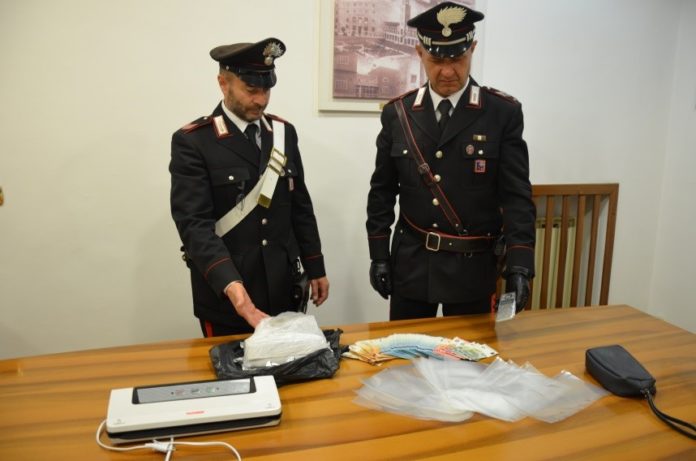 U ndalua për KONTROLL RUTINË nga policia/ Çiftit shqiptar i gjendet kokainë në makinë. E kishin…