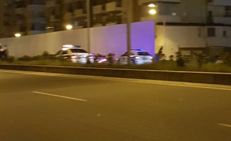 E FUNDIT/ Motori PËRPLASET me trafikndarësen, drejtuesi i mjetit në gjendje të rëndë