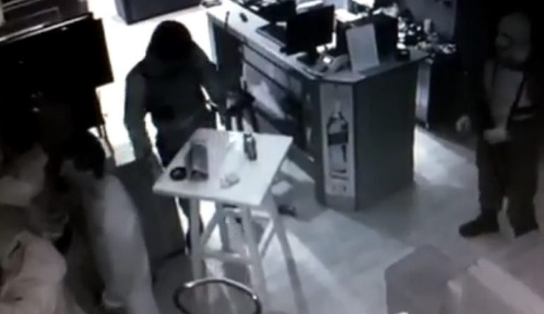 VIDEO / Me pistoleta dhe automatikë në duar, ja si kontrollohen protestuesit nëpër lokale në Kukës