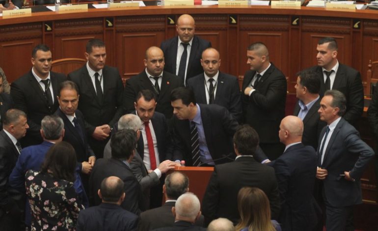Ndërpritet për herë të dytë seanca parlamentare, Noka i hedh miell Ramës në fytyrë (FOTO)