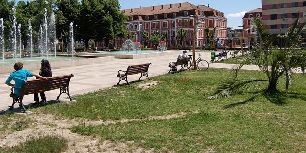 E RRALLË/ 15-vjeçarja lind fëmijën në mes të lulishtes së Durrësit. Kishte shkuar për… (FOTO)