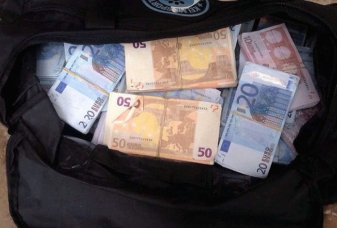NDODH NË ELBASAN/ Roja gjen çantën me 3 000 euro dhe ia kthen pronarit. Si shpërbim merr vetëm…