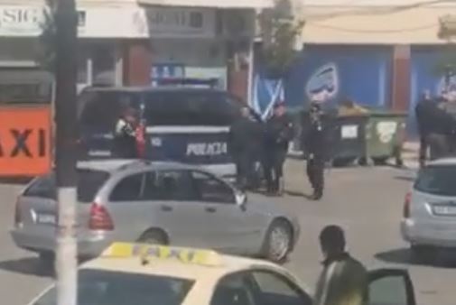 Del VIDEO: Çfarë ndodhi sot në mes të Lezhës, polici QËLLON me armë dy herë kur…