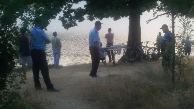 SHMANGET TRAGJEDIA/ Nëna e 3 fëmijëve tenton të MBYTET tek Liqeni. Dyshohet se divorci… (DETAJE)