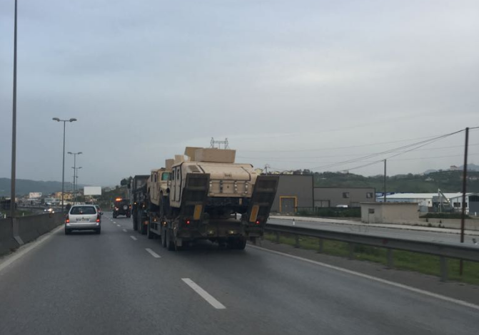 Mjetet e blinduara të ushtrisë në autostradën Tiranë- Durrës/ Ministria: E vërteta është se…