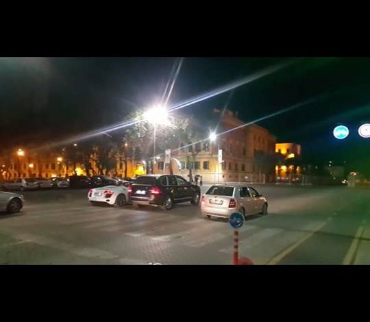 “F1” E FUNDJAVËS/ Gara me makina në mes të Tiranës në bulevardin kryesor… (VIDEO)