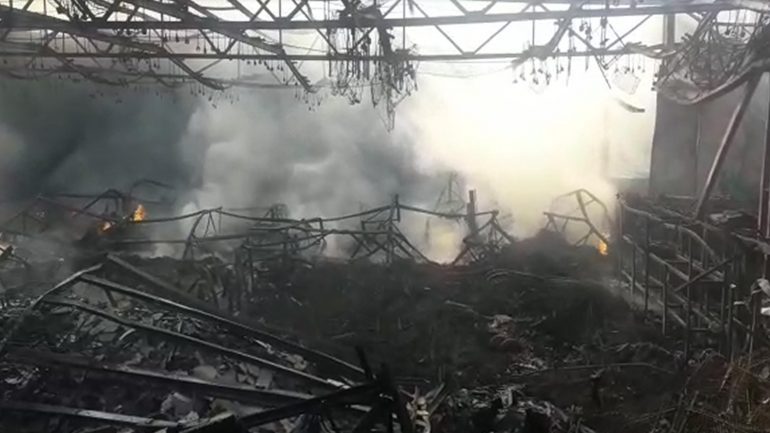 Zjarri me përmasa të frikshme në Tiranë, çfarë mbeti nga magazinat e shkrumbuara (VIDEO)