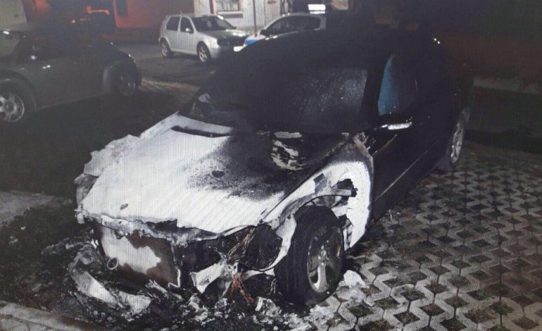 DETAJE/ Kush është PEDAGOGU nga Elbasani që i’u dogj makina para banesës