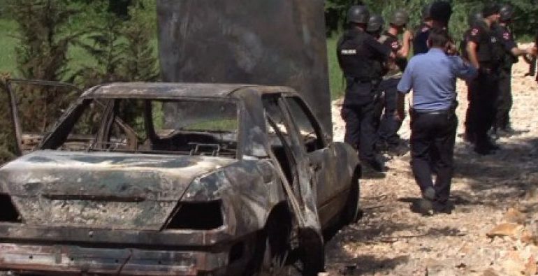 VIDEO/ Pamje nga lokali që u sulmua sot në Fier me armë. Autorët dogjën makinën dhe u larguan