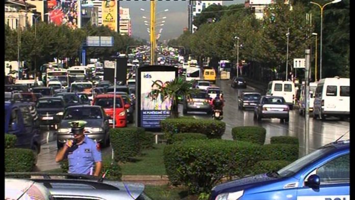 Shoferi humb kontrollin, mjeti luksoz përplaset me trafikndarësen te “Shqiponja” (Foto)