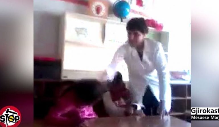 Goditi nxënësen DISA HERË sepse foli pa leje. Mësuesja pezullohet nga detyra pas… (VIDEO)