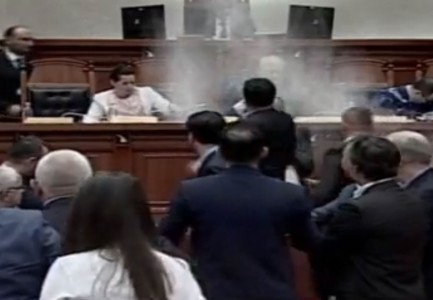 Ndërpritet për herë të tretë seanca parlamentare/ Ruçi përjashton deputetin Flamur Noka