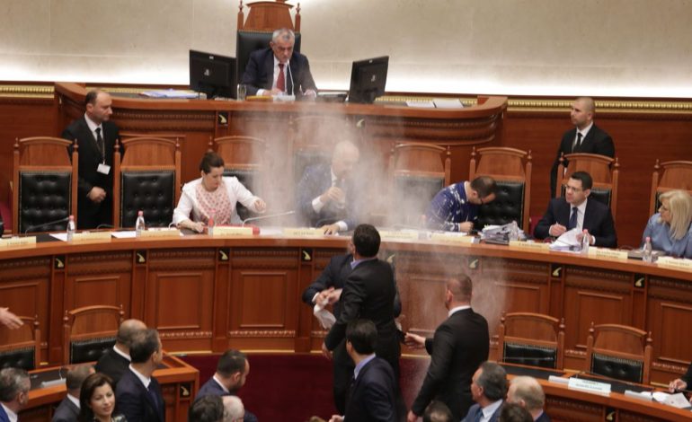 Mielli më i shtrenjtë në histori! Kostoja e sherrit në Parlament mund të shkojë deri në 1 MILIARDË EURO