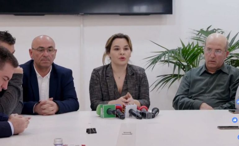 (VIDEO) Kundër shembjes së Teatrit/ Kryemadhi me artistët: Shqiptarët s’krenohen me politikën tonë, por…