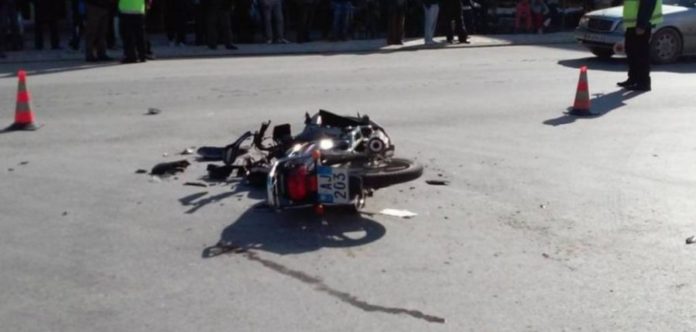 Përplaset me autobusin e turistëve, shpërthen në flakë motori në Lushnje