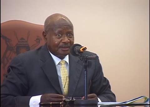 Presidenti i Ugandës ndalon seksin oral: Goja është për të ngrënë, jo për seks. Rrjeti e vë në lojë se si mund të zbatohet ky ligj