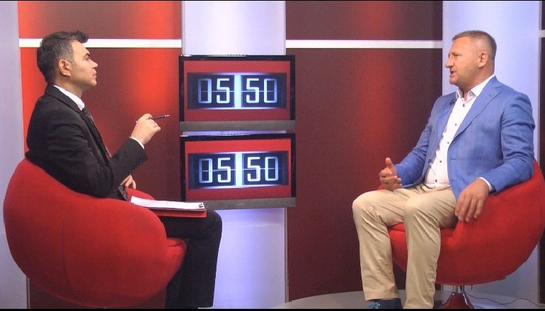 Ndoka kundër Bashës e Kryemadhit: Jo më mosbindje civile, të presim NEGOCIATAT nga BE