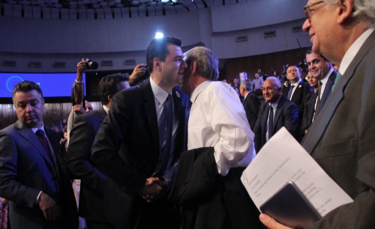 Astrit Patozi shigjeton Berishën: Lulzim Basha ngriti sot Murin e Berlinit mes demokratëve. Por fundi i historisë, dihet…