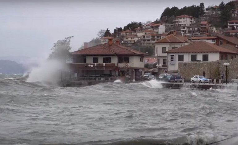 Shi i dendur dhe erëra të fuqishme/ Cikloni “Aleksej” godet Maqedoninë