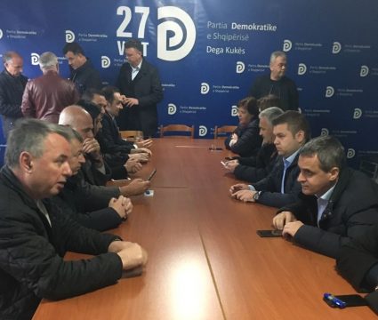 Degradon mbledhja në Kukës, demokratët përplasen me Spahon: Komunist i vogël s’je me Bashën këtu, protestuam edhe…