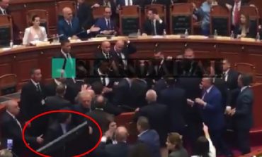 SHERRI NË PARLAMENT/ Momenti kur Edi Paloka tenton të qëllojë me TELEVIZOR në Kuvend (VIDEO)