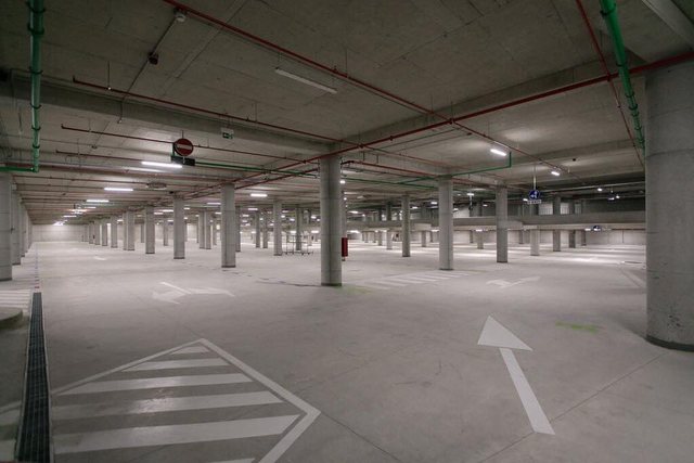 ALARM NE TIRANE/ Një çantë e dyshimtë në parkingun nëntokësor në qendër të qytetit