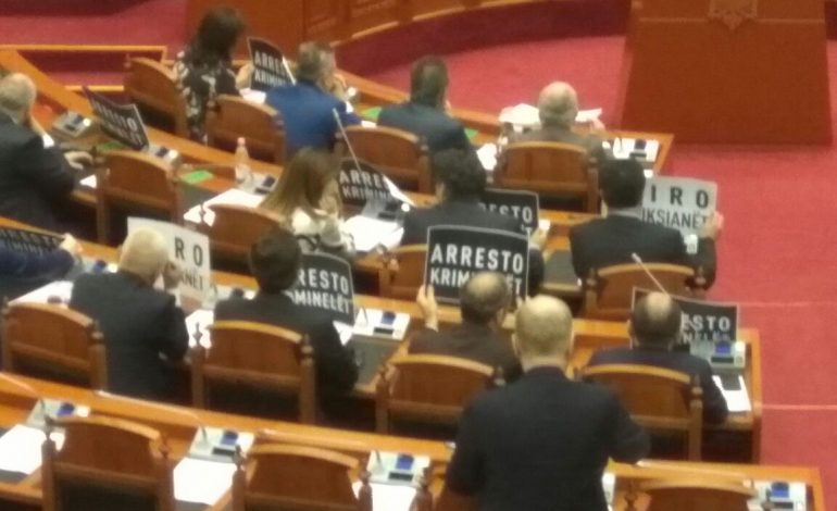 “Skenari” i opozitës, Basha dhe Kryemadhi me deputetët mblidhen në fund të sallës