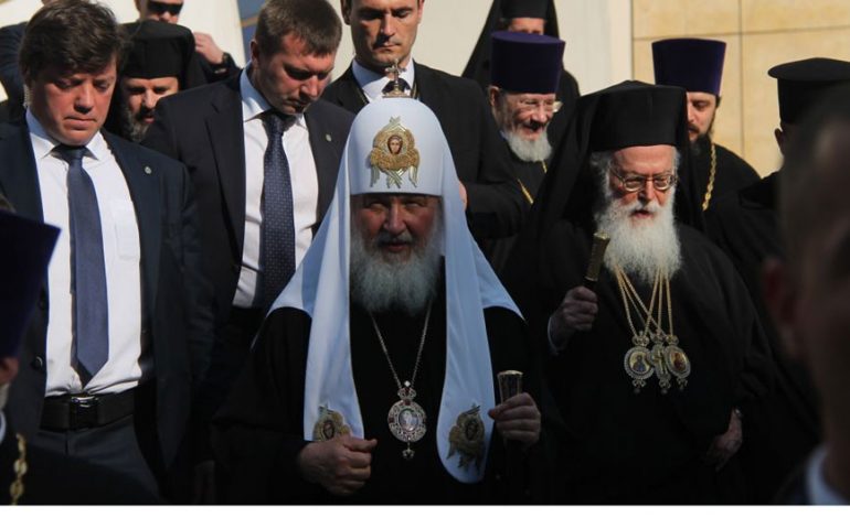 Patriarku mik i Putinit! Kush është drejtuesi i kishës ruse që erdhi sot në Shqipëri