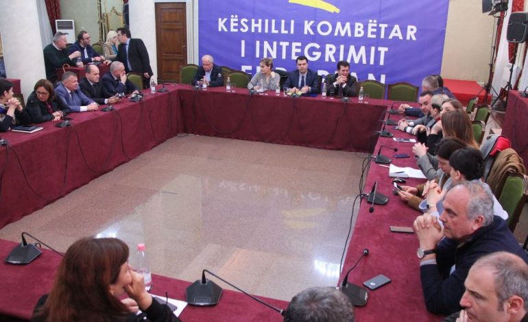 BLLOKIMI I RRUGËVE/ Opozita E BASHKUAR takim në selinë e Partisë Demokratike
